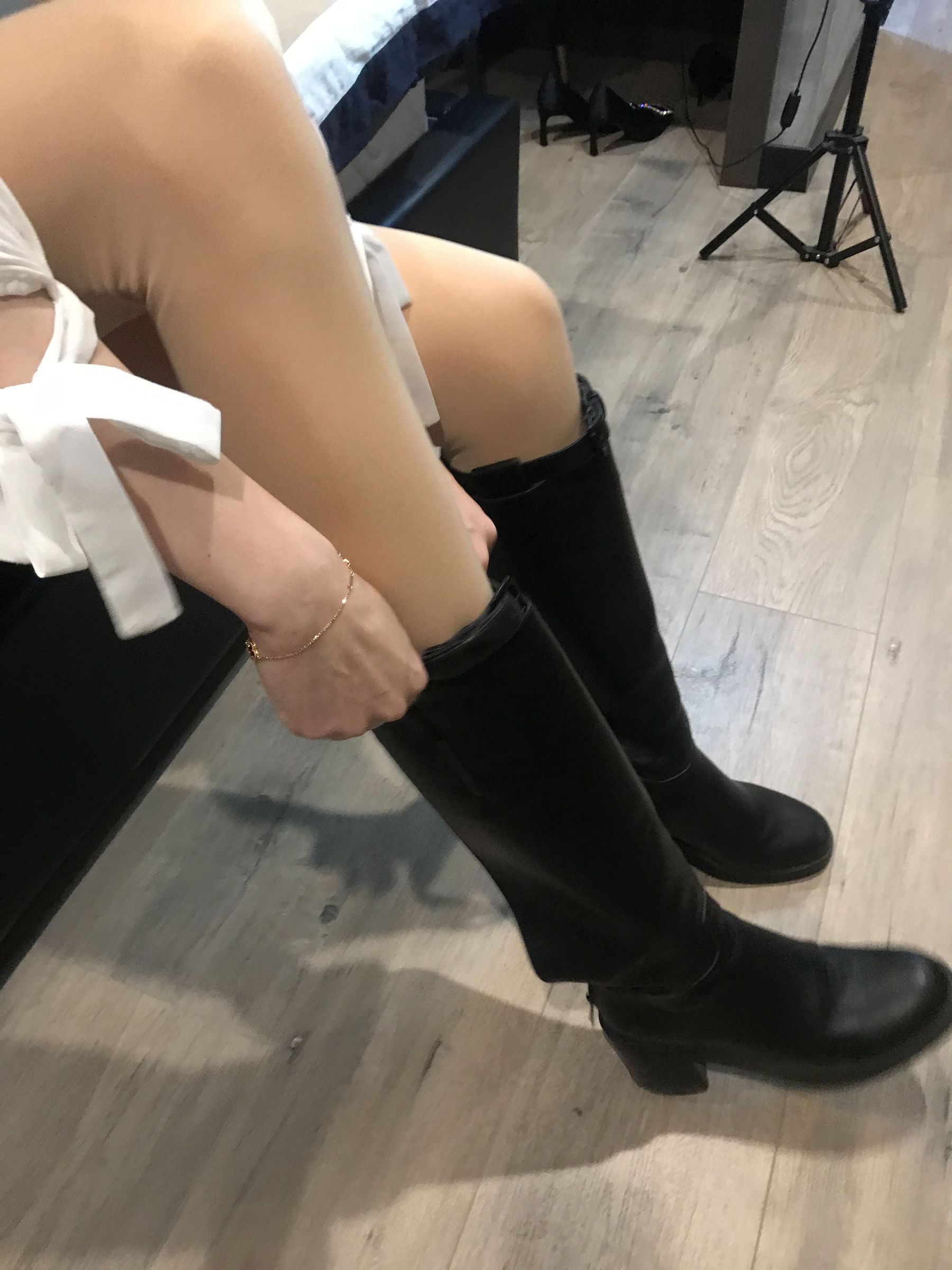 丝足博主麋鹿_Monroe 2020.03.02 皮裙肉丝 [40P]-妍画集