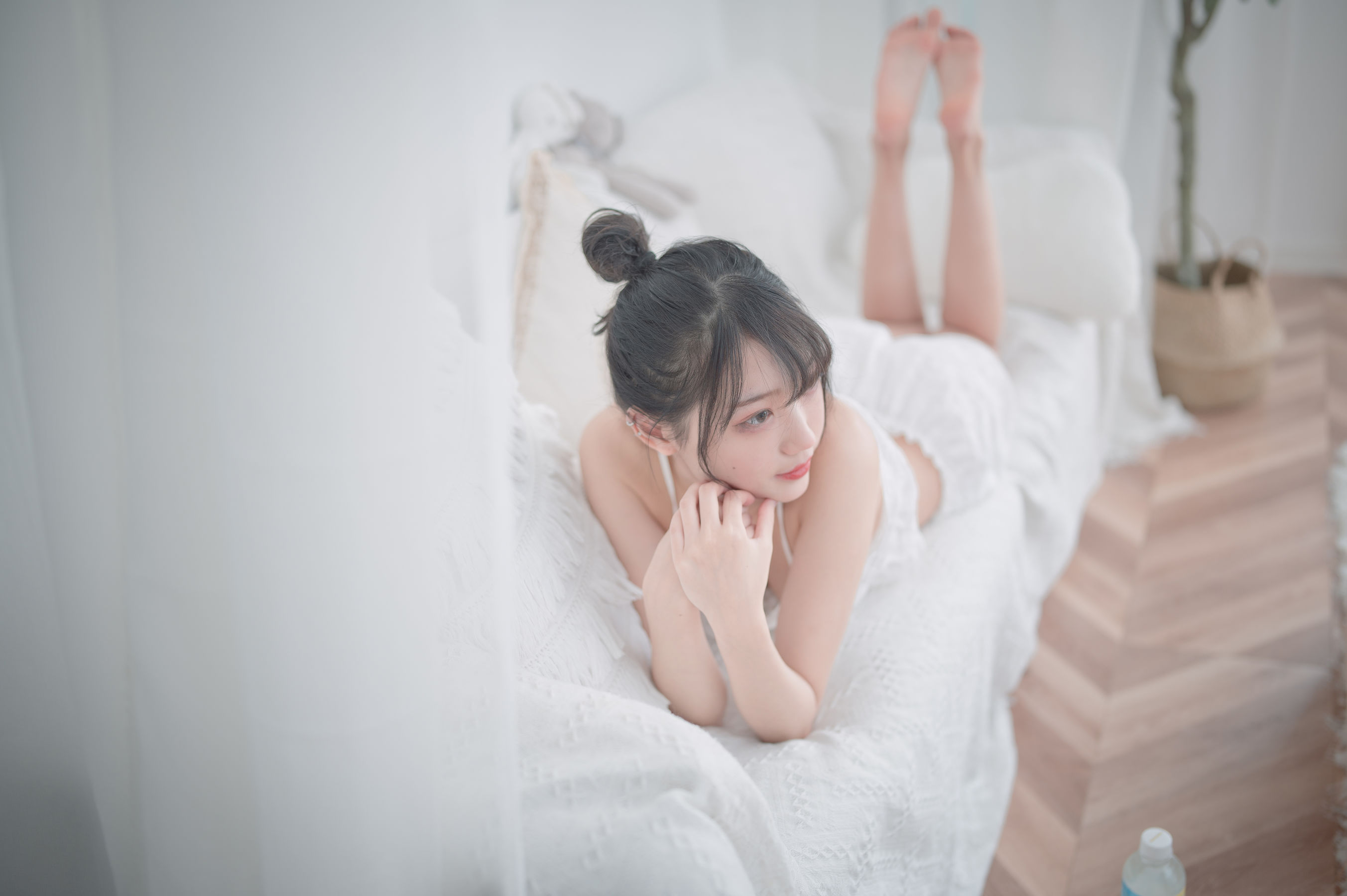 周叽是可爱兔兔 – 白色睡衣 [20P]-妍画集