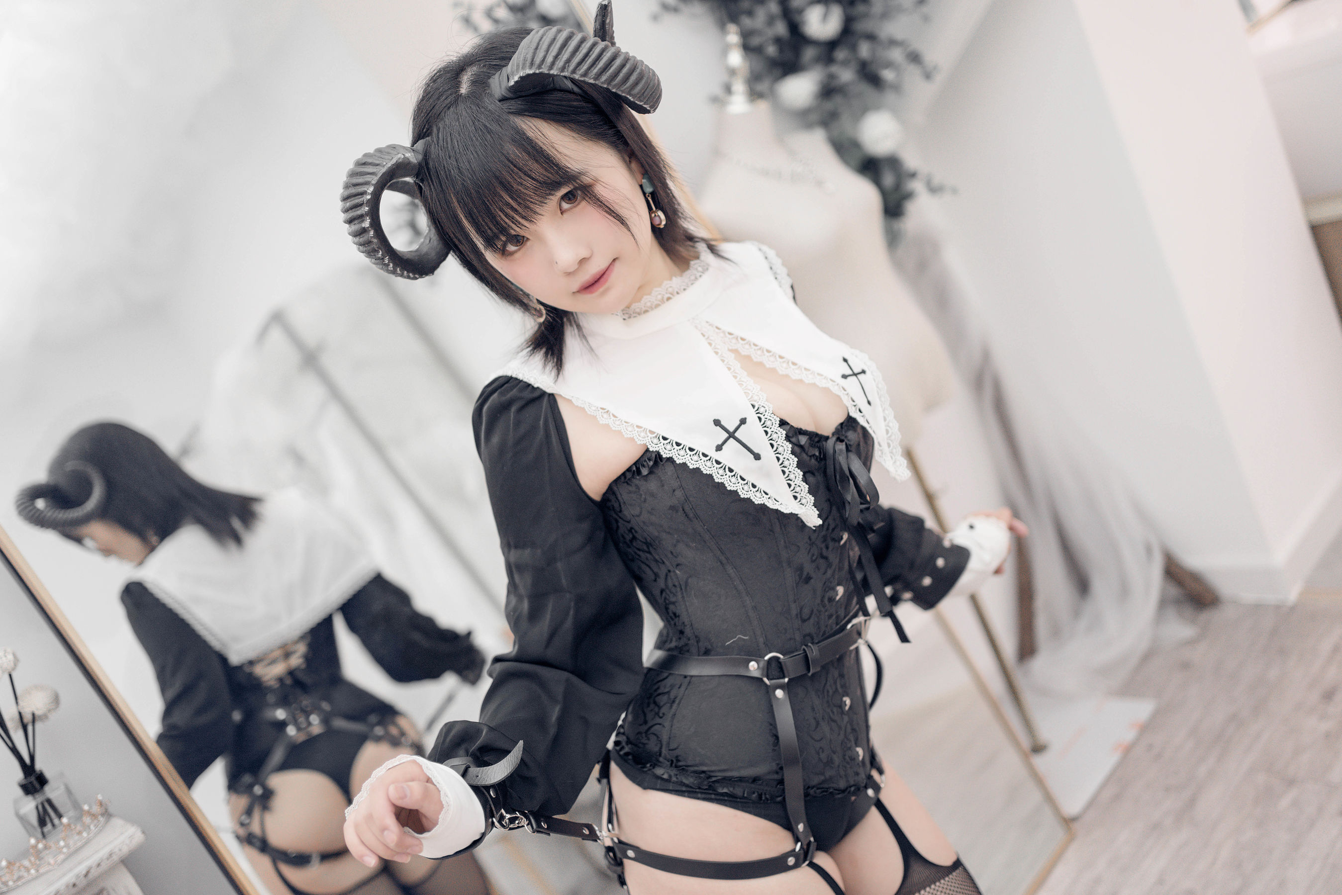 阿半今天很开心 – 束缚恶魔 [34P]-妍画集