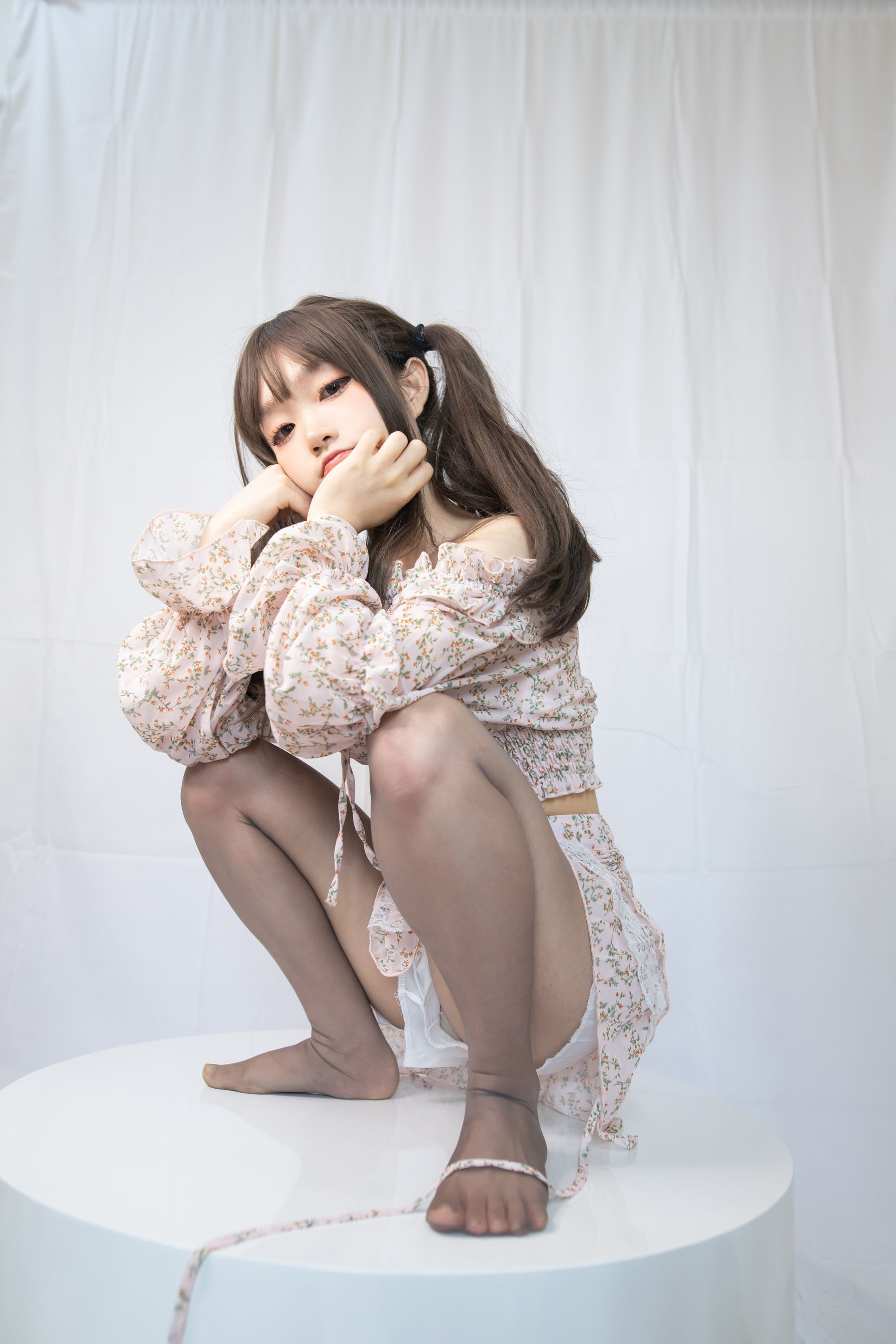 神沢永莉 – 灰丝花裙子 [26P]-妍画集