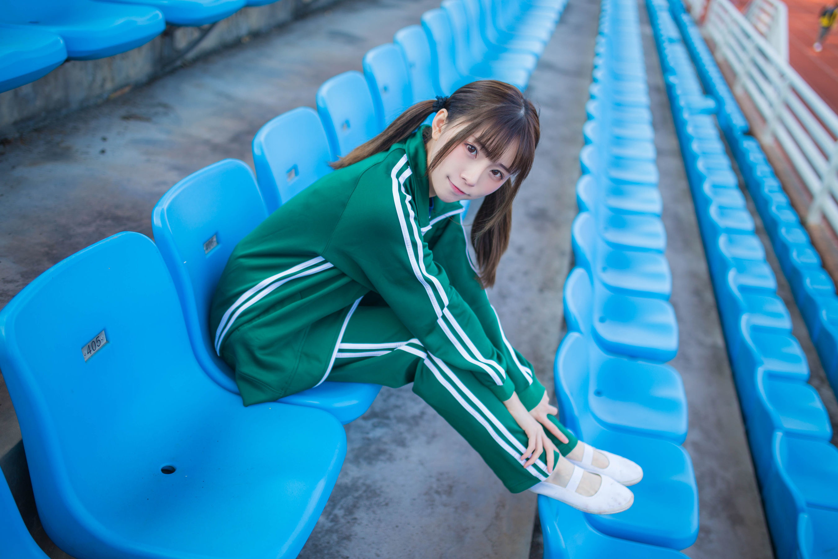 动漫博主Kitaro_绮太郎 绿色运动服女孩 [18P]-妍画集