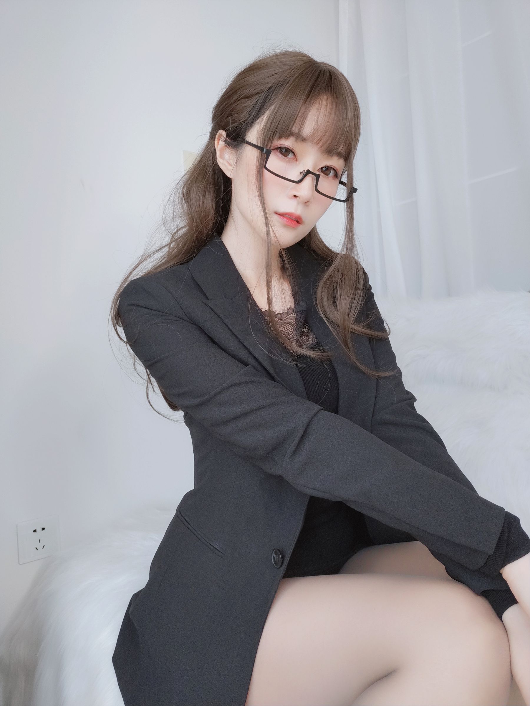 Coser小姐姐白银 – 黑西服 [69P]-妍画集