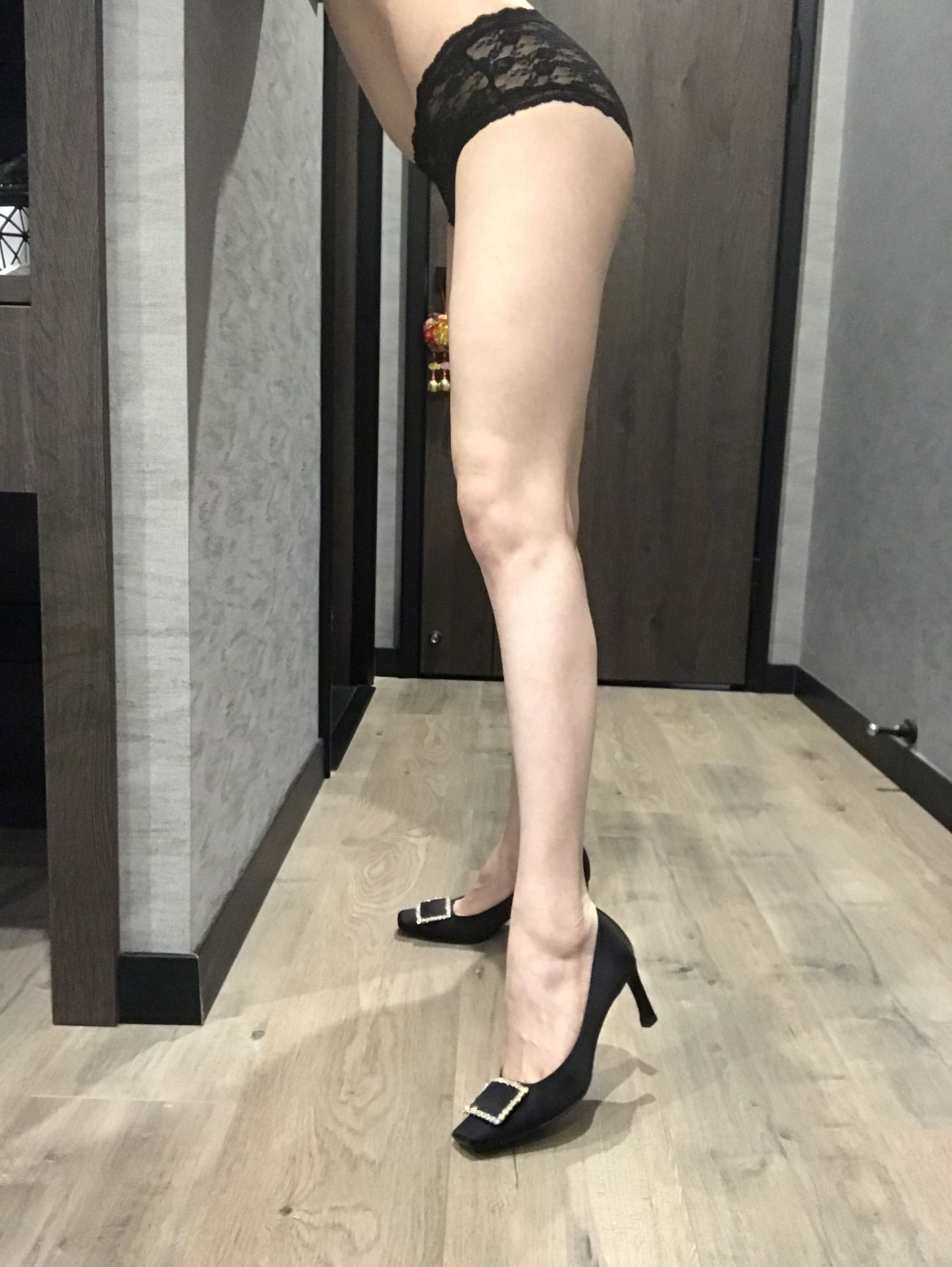 丝足博主麋鹿_Monroe 2020.04.25 裸足长腿 [32P]-妍画集