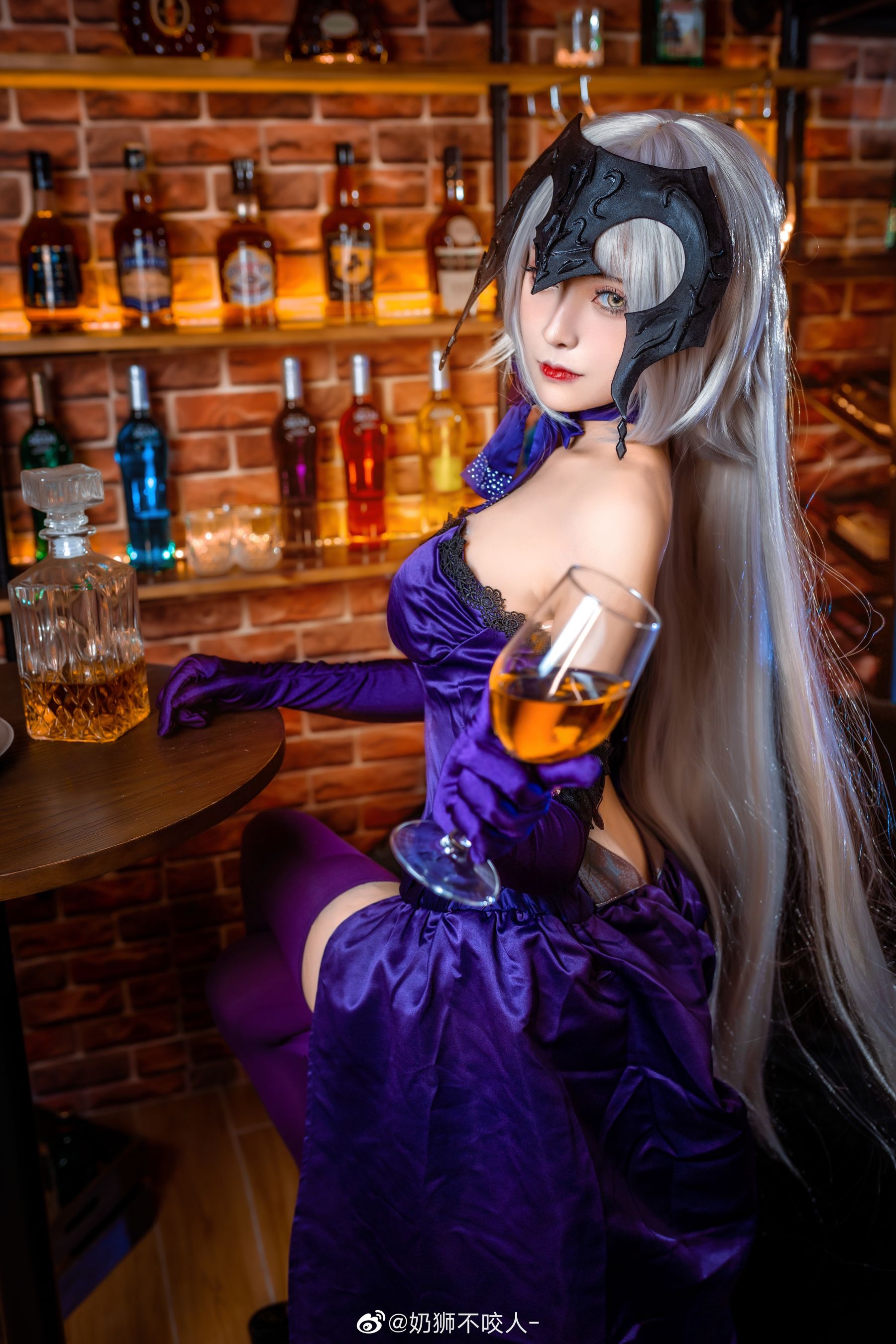 [Cosplay写真] 奶狮不咬人 – 黑贞德 [10P]-妍画集