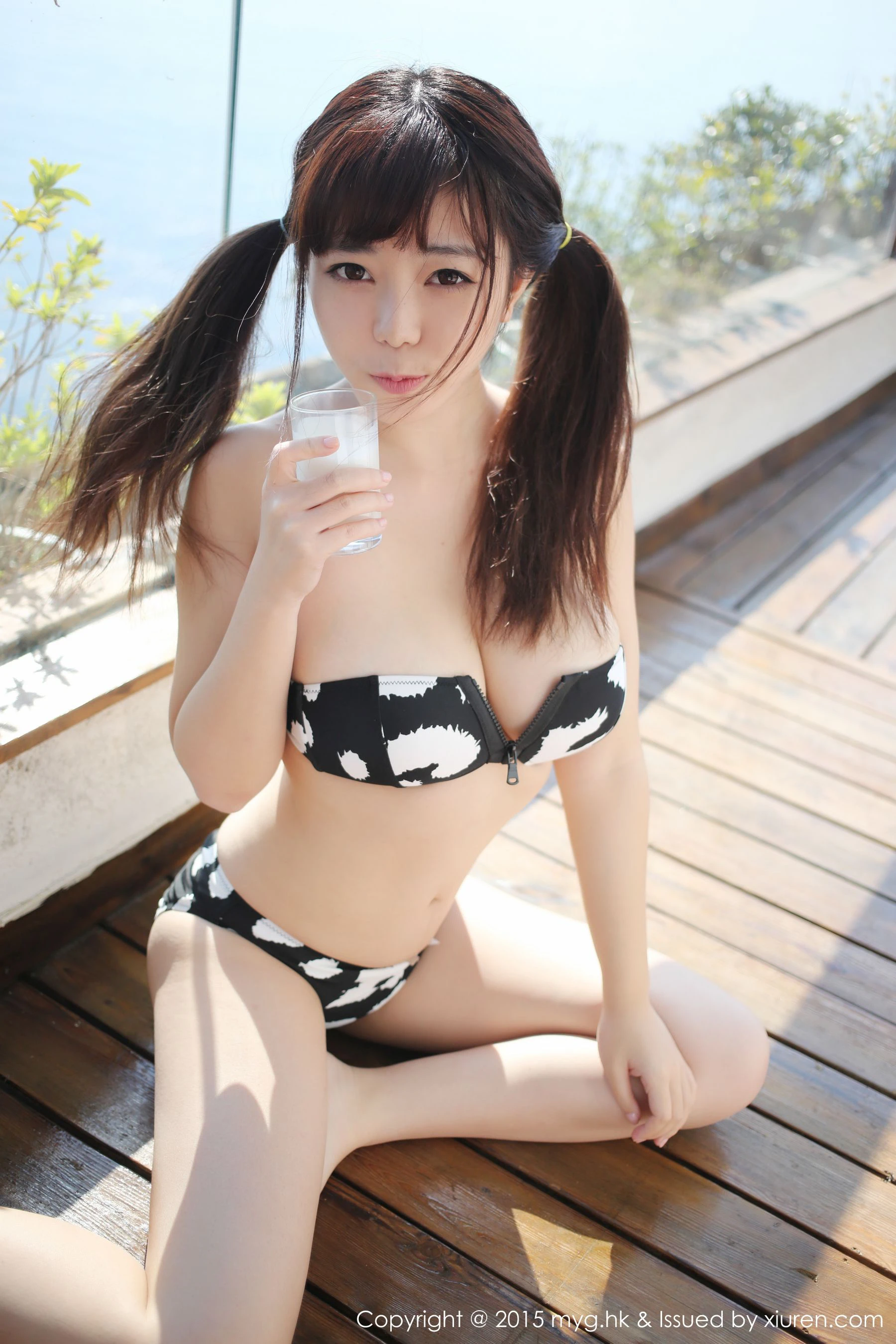 大奶飞@刘飞儿Faye《户外牛奶篇+室内性感皮裤篇！》 美媛馆 Vol.109 插图3