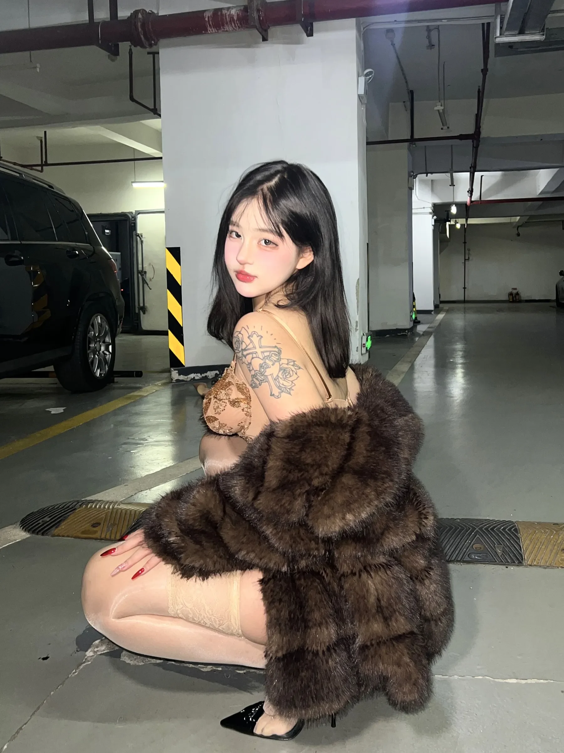 小u优优子 – 貂皮大衣 [50P]-妍画集