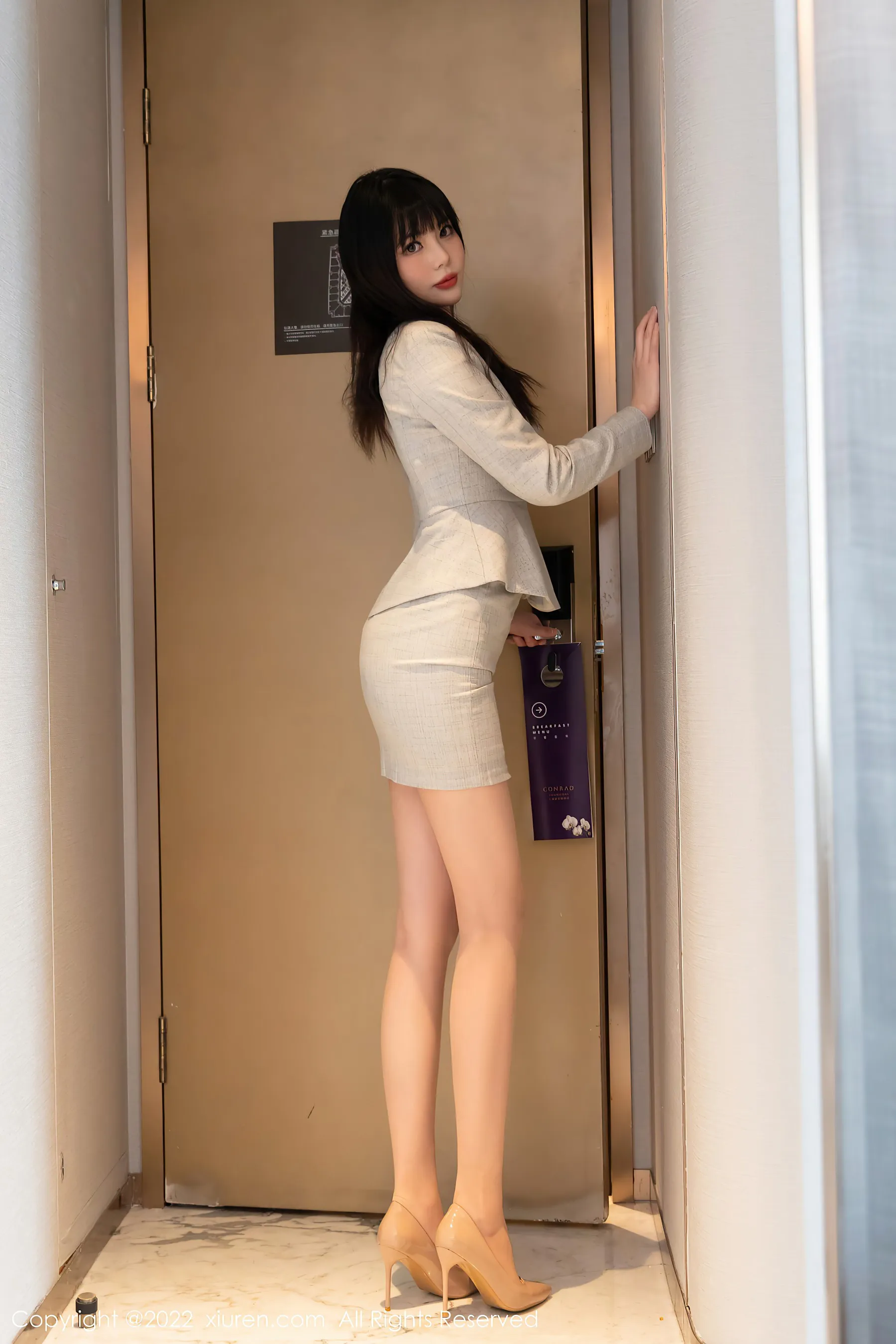 秀人网 No.4689 Arude薇薇 丝袜美腿短裙写真 插图5