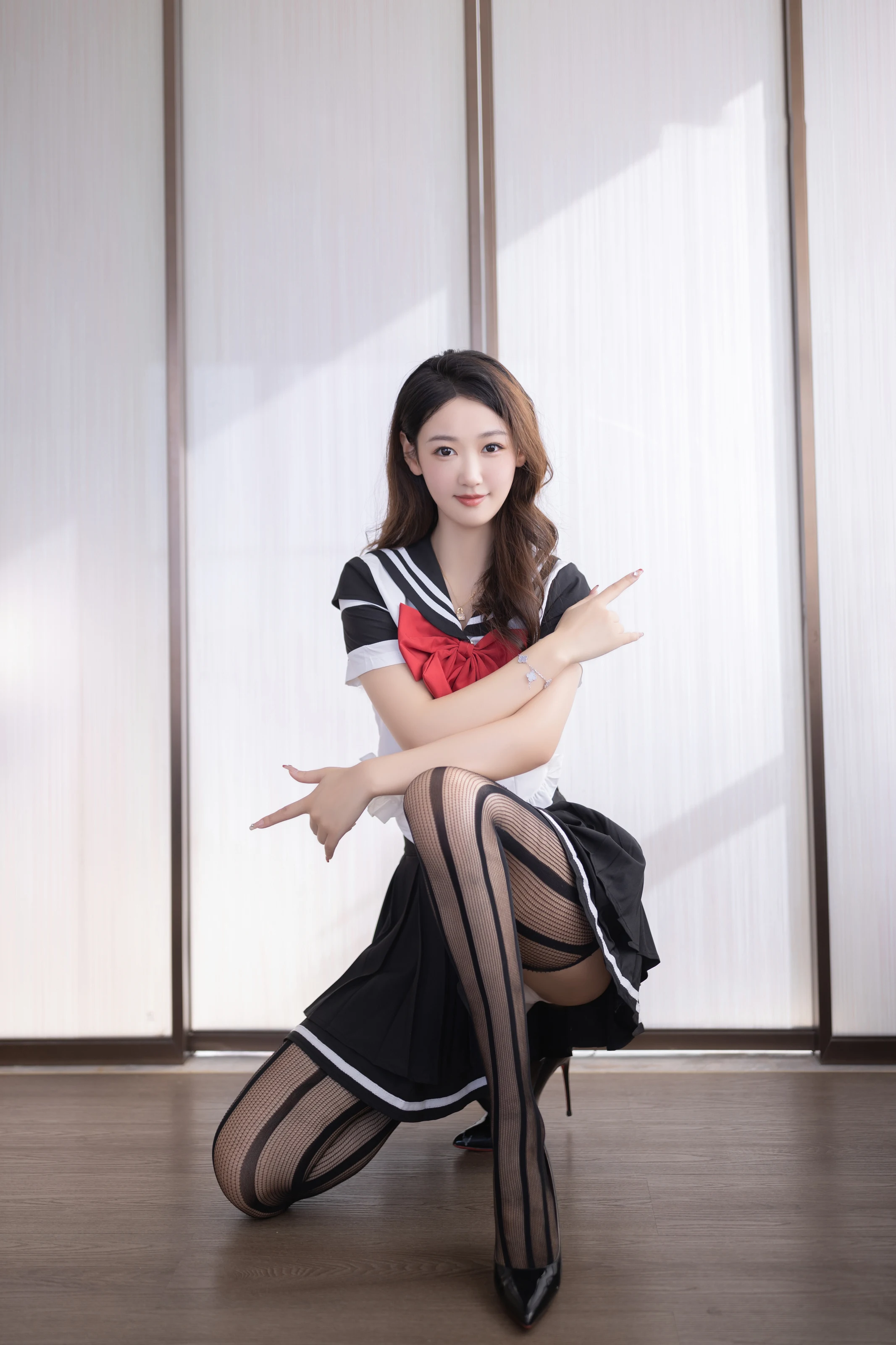 XiuRen 内购版 No.8287 唐安琪 性感黑色短裙写真 [89P]-秀人网