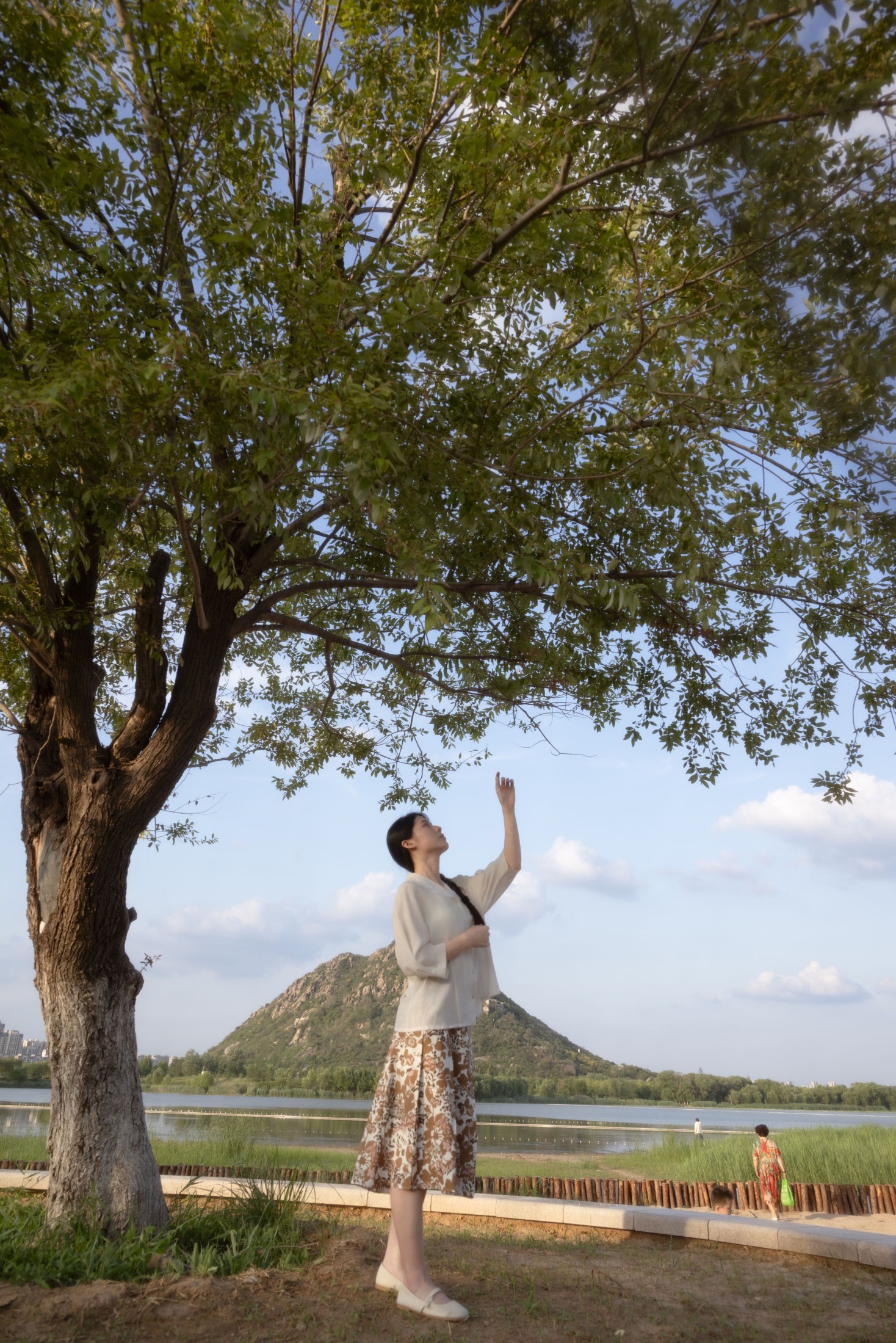 ID10910夏望山楹，晨起侍花 - 妍画集-妍画集