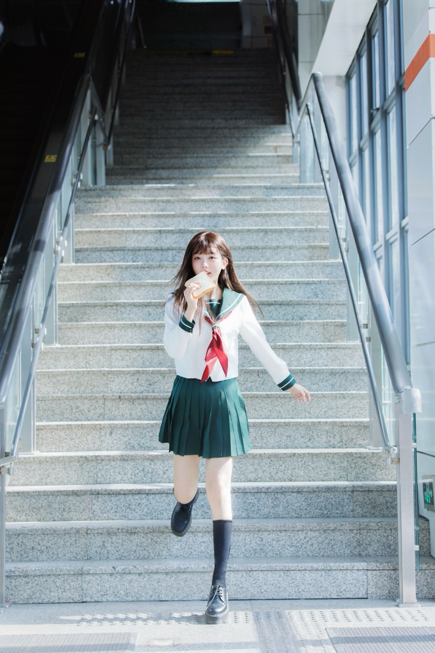ID12058地铁女孩 - 妍画集-妍画集