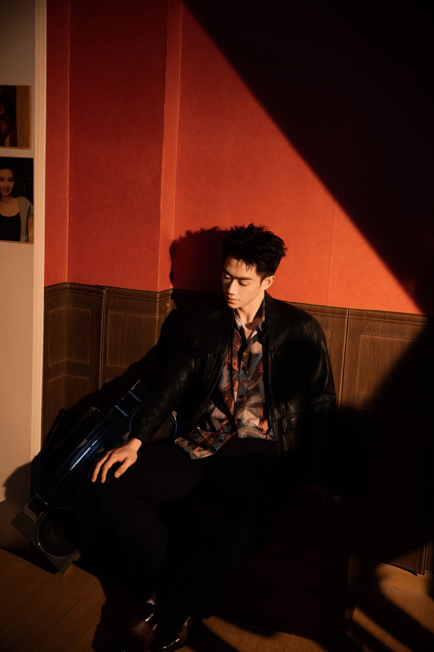 南风 – 《复古潮韵：穿梭时光的型格玩家》[15P] 插图4