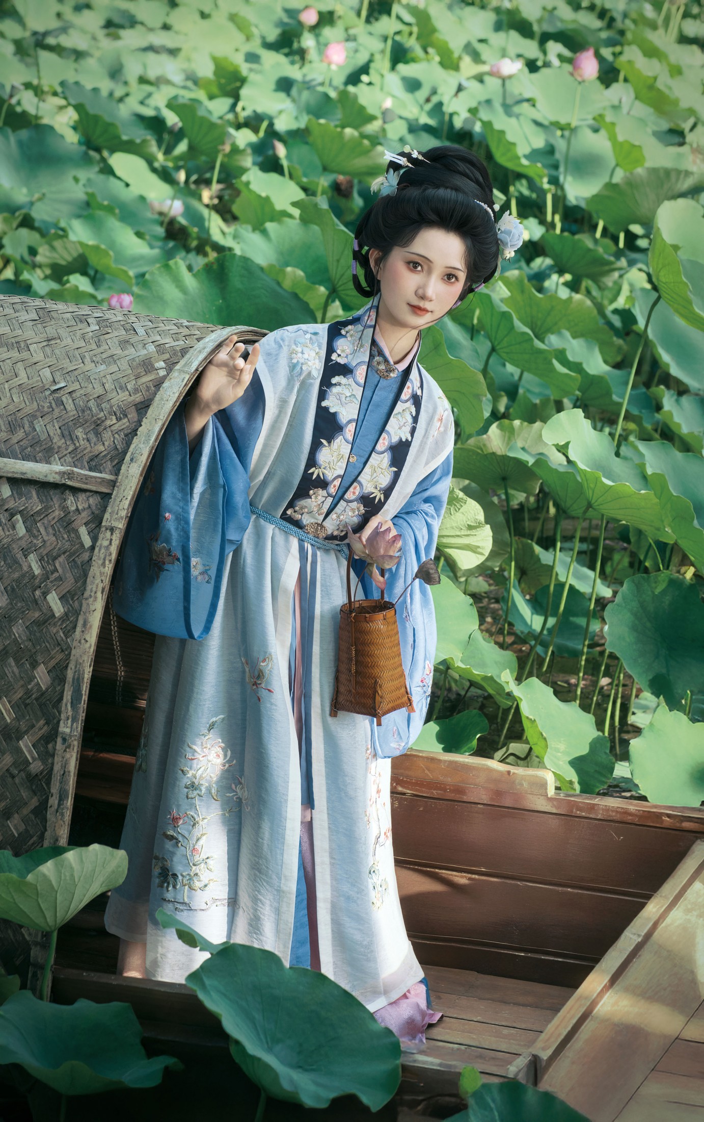 《风吻荷梢时，听见了莲的低语》[9P] 插图3