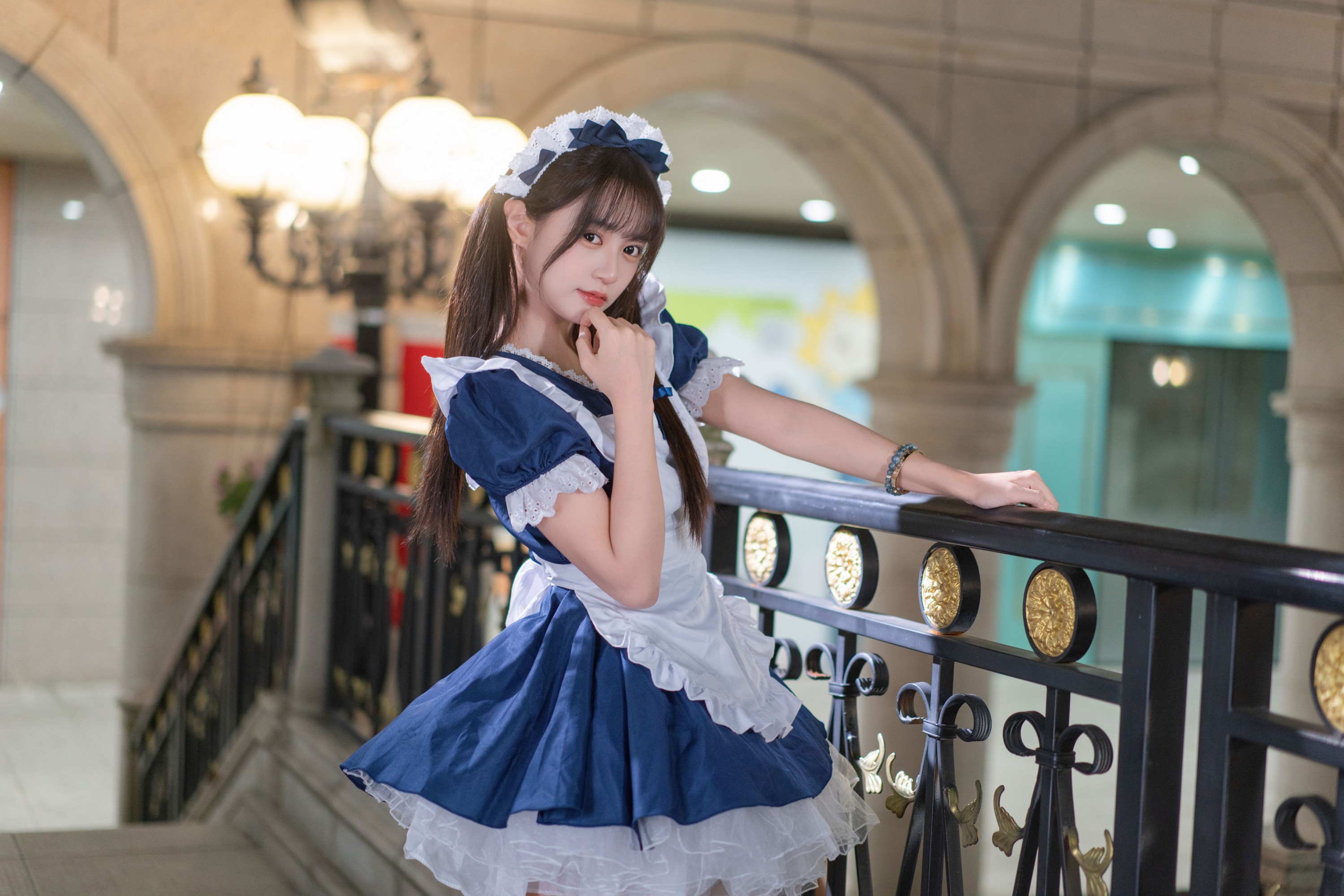 小亿 - 《蓝白甜莓：夜廊里的元气女仆》[56P] 插图5