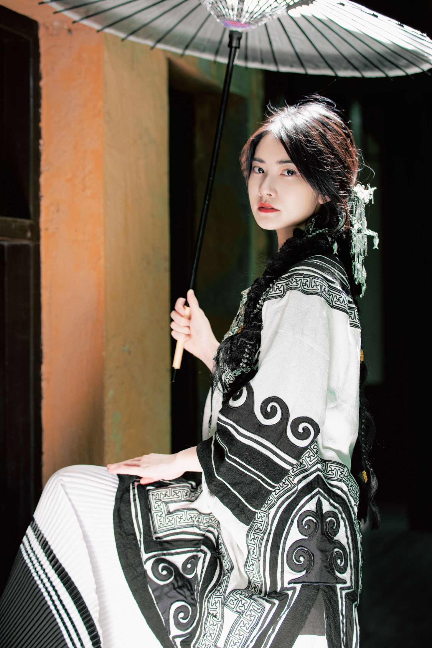 ID12511彝族少女-妍画集