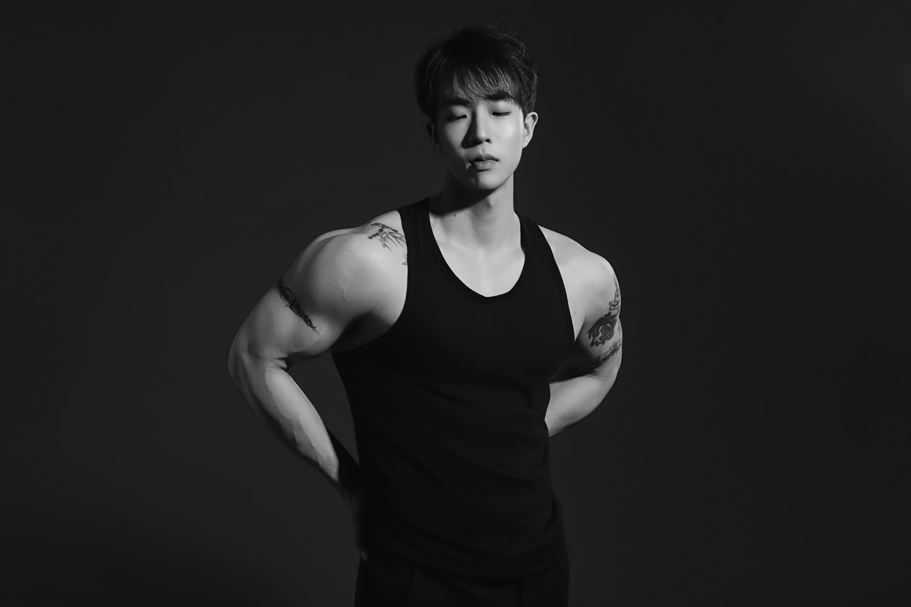 旭 - 《黑与灰-健美身材照》[20P] 插图4