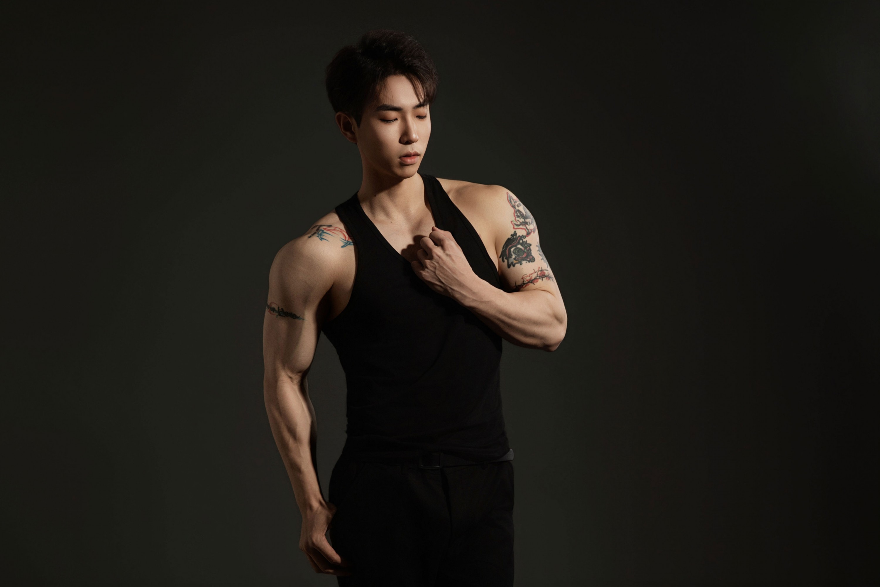 旭 - 《黑与灰-健美身材照》[20P] 插图5