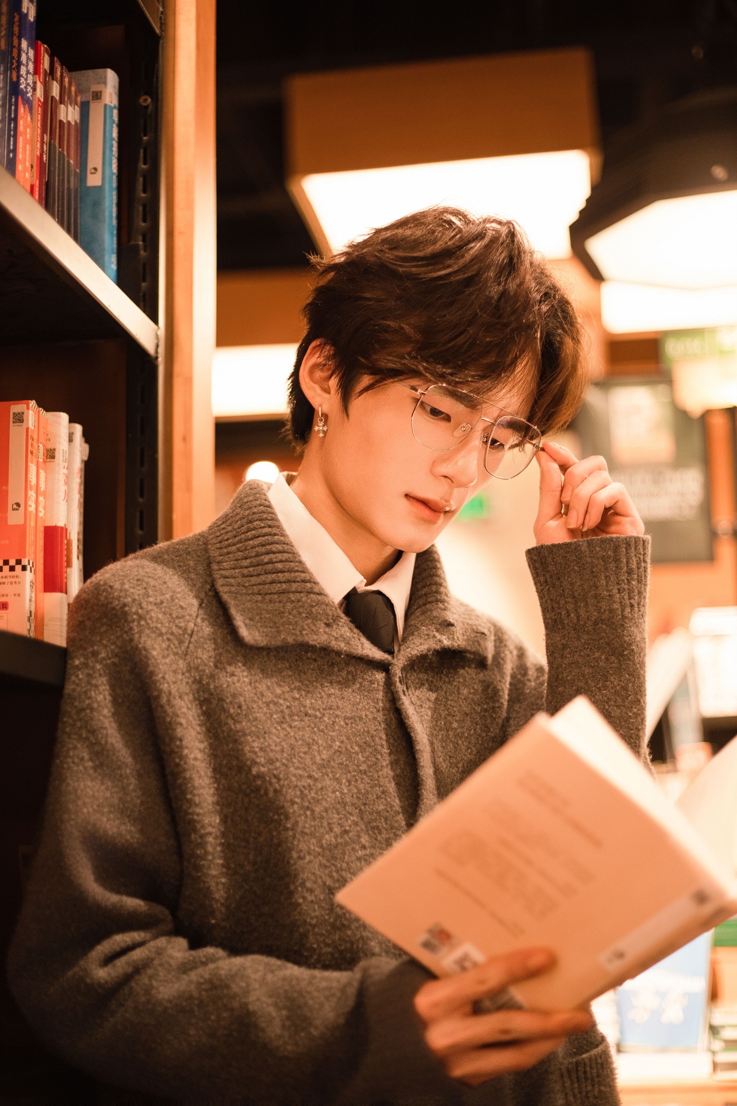 ID12908书店的眼镜男-妍画集